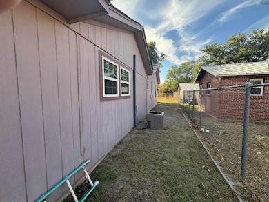 1001 Cleburne St, Vernon, TX 76384 - photo 3