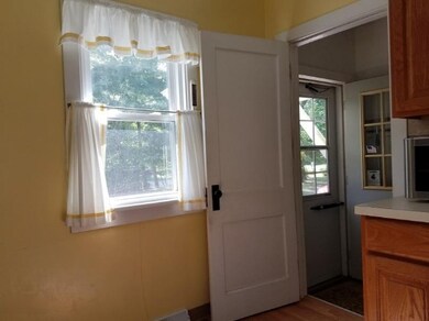 Kitchen & Entry