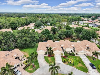 Birds eye view of property featuring a residential