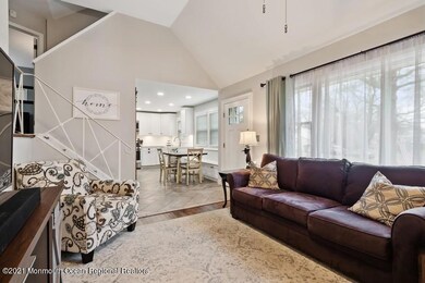 03_17MaplewoodDr_165_LivingRoom_LowRes