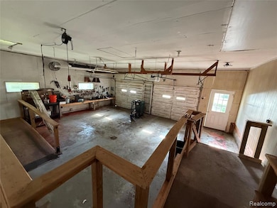 attached 2 car garage 25x27