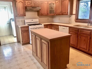 21490 Holts Rd E, Genoa, OH 43430 - photo 5