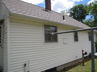 48 Ivanhoe St, Springfield, MA 01109 - photo 4