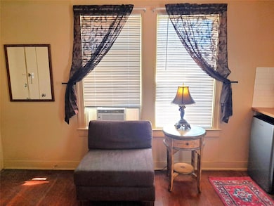 Sitting room with cooling unit and wood finished 