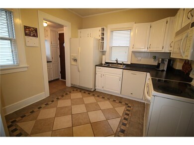 Kitchen w/tile flooring