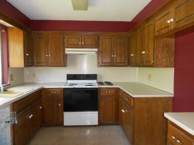 Kitchen. U- shaped kitchen with dishwasher, elec r