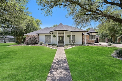 Welcome to 704 Balmoral Court! Thischarming single