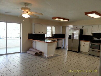 Open large eat in fully appl. kitchen