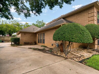 2204 Pine Thicket Ln, Bedford, TX 76021 - photo 3