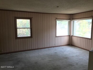 561-752538 Living room