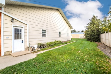 1215 24th Ave NE, Aberdeen, SD 57401 - photo 5