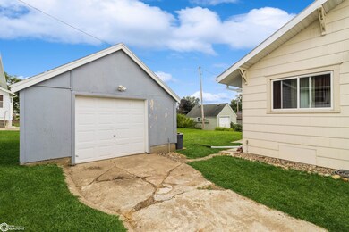 109 N 19th St, Marshalltown, IA 50158 - photo 4