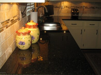 207 Robin Dr, Kingston, PA 18704 - photo 4