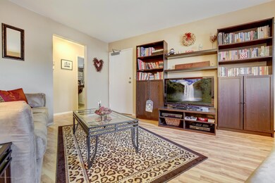 005_Family Room