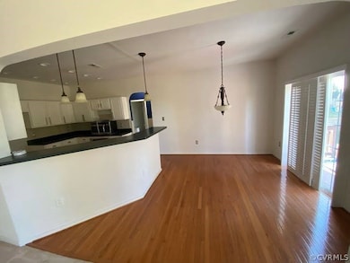 Kitchen Bar and Breakfast Area