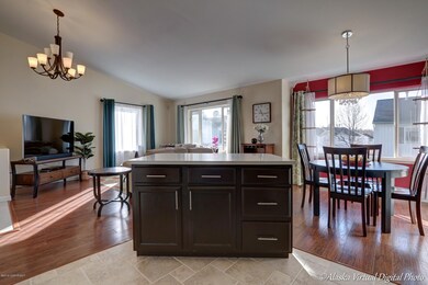 Island Counter/Dining/Living Room