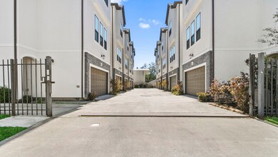 833 Wakefield Dr unit B, Houston, TX 77018 - photo 2