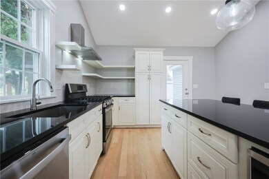 101 Grosvenor Ave, Pawtucket, RI 02860 - photo 6