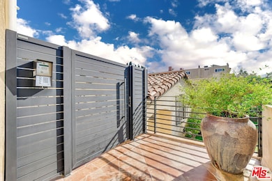 918 S Wooster St unit 1, Los Angeles, CA 90035 - photo 2