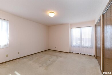 4333 Cedar St, Davenport, IA 52806 - photo 6