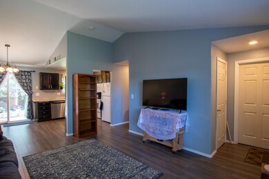 3042 SW Quartz Ave, Redmond, OR 97756 - photo 3