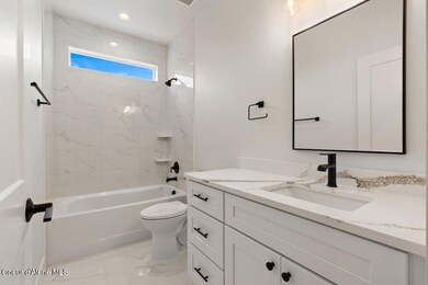 (05) Main Floor Bath