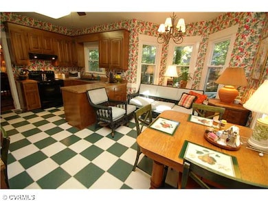 Kitchen - Sunny eat-in kitchen w/walkout bay windo