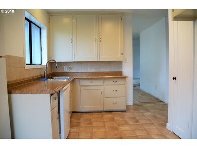 1105 E 11th St, the Dalles, OR 97058 - photo 3