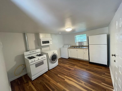 Kitchen with washer / clothes dryer, dark wood-st