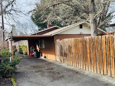 225 SW Westholm Ave, Grants Pass, OR 97526 - photo 3