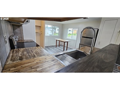 401 N Comstock Ave, Sutherlin, OR 97479 - photo 6