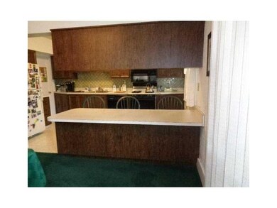 Kitchen. Built-in eating counter.