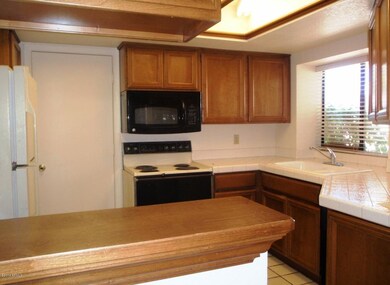2 KITCHEN 3301 E SIESTA 080109 002