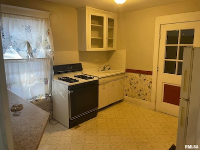 1120 Kirkwood Blvd unit 2, Davenport, IA 52803 - photo 2