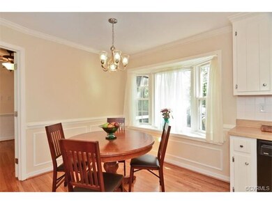 Fantastic eat-in area with a bay window!