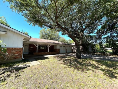 613 W Redbud Dr, Hurst, TX 76053 - photo 2