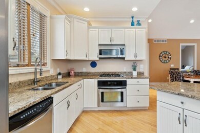 07_18678OldfiledRd_177003_Kitchen_LowRes
