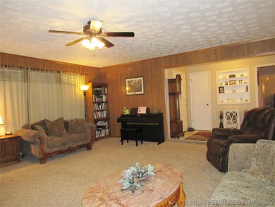 1002 N Cherokee Ave, Chouteau, OK 74337 - photo 3