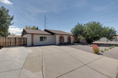 701-East-Paradise-Lane-12