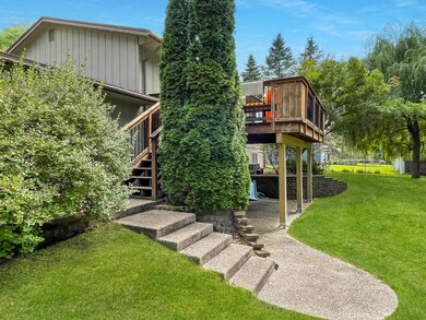 Huge 17 x 12 foot deck walks out from dining room to