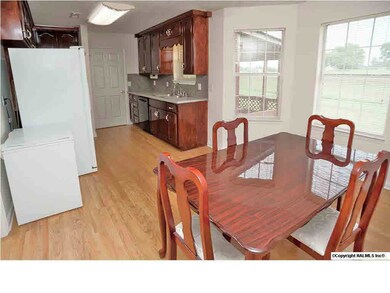 Large breakfast area with bay windows