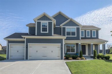 1540 SW Cross Creek Dr, Lee's Summit, MO 64082 - photo 2