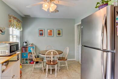 eat-in kitchen