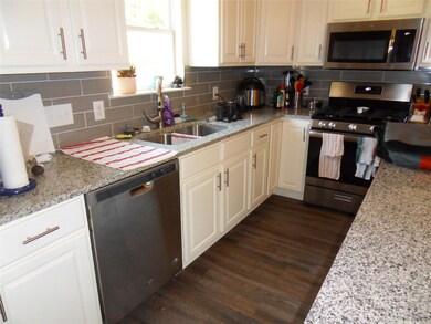 Kitchen with appliances with stainless steel fini