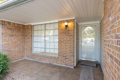 1723 Sherwood Cir, Alvin, TX 77511 - photo 3