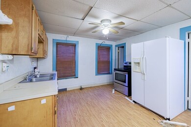 92 Cedar St, Springfield, MA 01105 - photo 4