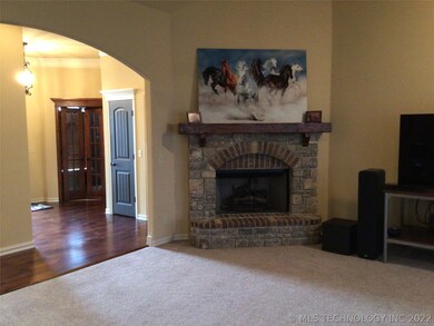 807 S Tallchief Ave, Skiatook, OK 74070 - photo 6