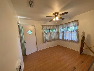 1208 Whaley Dr, Gainesville, TX 76240 - photo 5