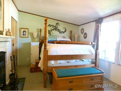 Guest room w/fireplace