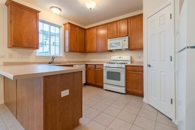 Bright Beautiful w Breakfast Bar